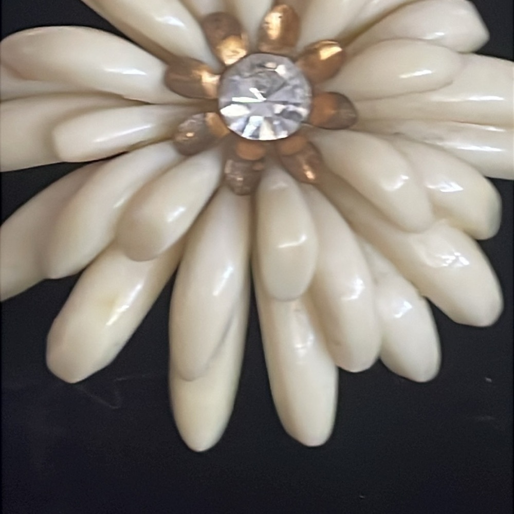 Vintage Cream Floral clip on Earrings - Picture 3 of 6